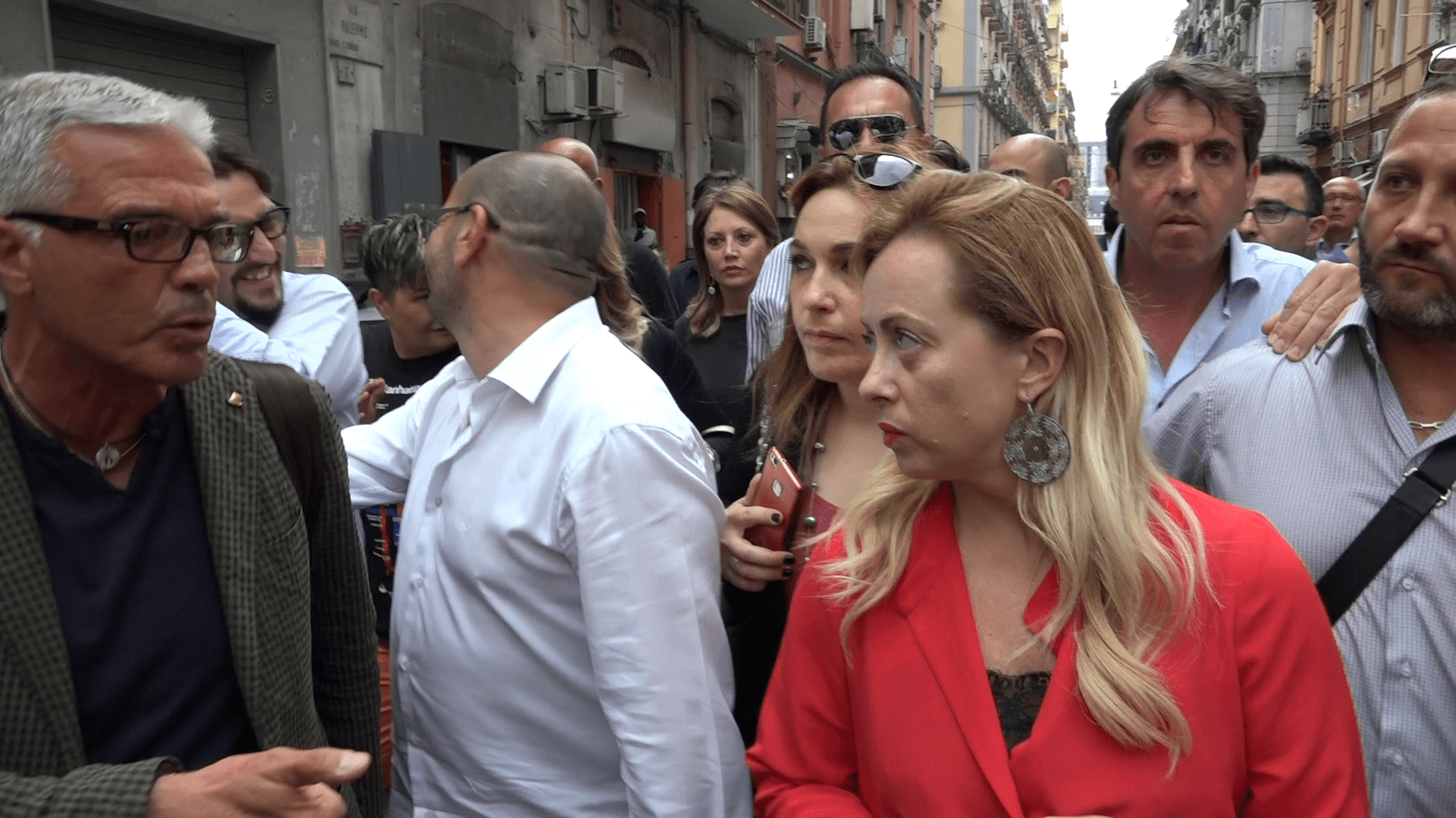Meloni passeggia nel quartiere Vasto a Napoli alanews