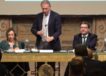 Meloni a Giorgetti: “E’ la testa del governo ma anche la manina, lo sanno tutti”