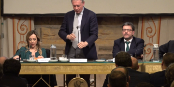 Meloni a Giorgetti: “E’ la testa del governo ma anche la manina, lo sanno tutti”