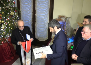 Natale, sotto albero di Montecitorio ‘Un pacco alla camorra’