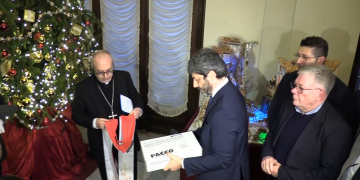 Natale, sotto albero di Montecitorio ‘Un pacco alla camorra’