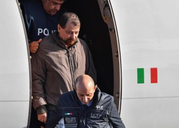 Cesare Battisti è atterrato a Roma, ad aspettarlo Salvini e Bonafede