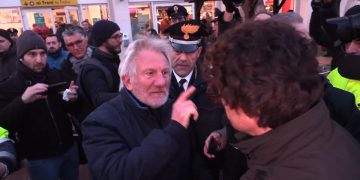 Pioltello, uomo contesta Toninelli: lui lo invita in banca per mostrargli il conto