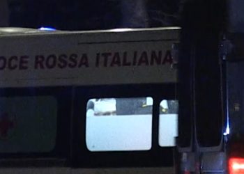 Derby: lancio sassi fuori stadio, ferito agente