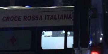 Derby: lancio sassi fuori stadio, ferito agente