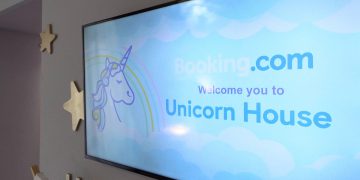 A Milano inaugura la Unicorn House di Booking.com