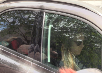 Comizio Lega a Cantù: Francesca Verdini attende il compagno Matteo Salvini