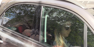 Comizio Lega a Cantù: Francesca Verdini attende il compagno Matteo Salvini