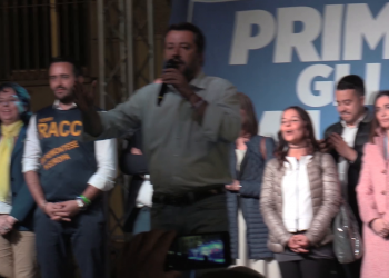 “Salvini sei un fascista”, il ministro contestato da una ragazza in piazza