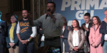 “Salvini sei un fascista”, il ministro contestato da una ragazza in piazza