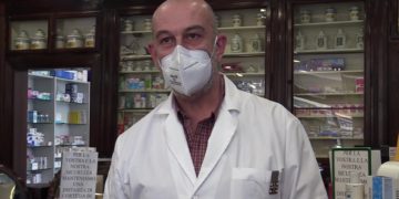 Coronavirus, farmacista multato perché non ha guanti per clienti: “Uno schiaffo morale”