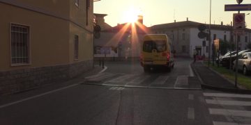 Uno scuolabus percorre la strada