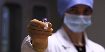 Vaccini Covid: le immagini nella farmacia dell’Ospedale di Varese