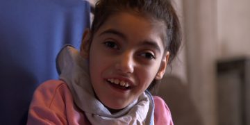 La storia di Sara, bambina con disabilità grave a cui il parroco nega la comunione