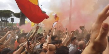 Assembrati e senza mascherina: centinaia di tifosi della Roma salutano il bus della squadra in partenza per l’Inghilterra