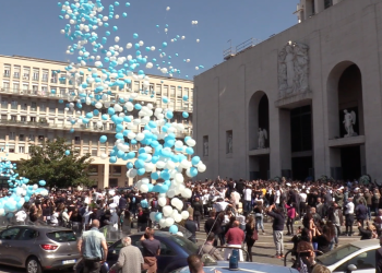 Calcio: palloncini e cori per il funerale di Guerini