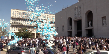 Calcio: palloncini e cori per il funerale di Guerini