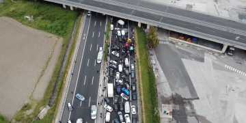 Protesta dei mercatali a Caserta sulla A1: le immagini col drone