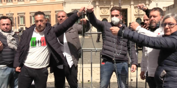 Covid, Catene e cori in Piazza Montecitorio. Ristoratori in strada, ma mancano le mascherine