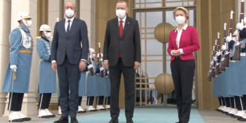 Turchia, von der Leyen lasciata senza poltrona da Erdogan: sui social è “sofagate”