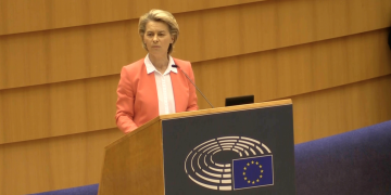 Sofagate, Von der Leyen: “Ferita e sola, successo perché sono donna”