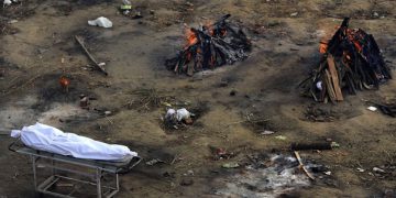 India, bruciati in strada i corpi dei morti per Covid
