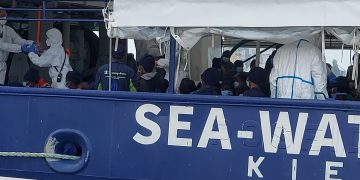Sea Watch 4, lo sbarco dei migranti a Trapani: avviati i protocolli sanitari a bordo