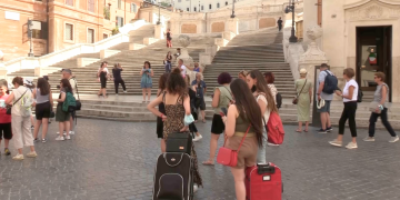 Covid, oggi primo giorno senza mascherina in Italia: “Finalmente, ma facciamo attenzione”