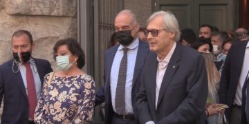 Roma, conclusa la conferenza stampa del centrodestra. Show di Sgarbi: “Fuori dai co***oni!”