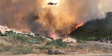 Rogo nell’Oristanese, fiamme alte e gente in strada a Porto Alabe