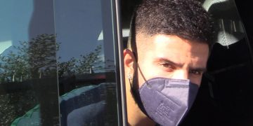 Europei, Insigne di rientro dalla piscina si ferma per un selfie con dei bambini