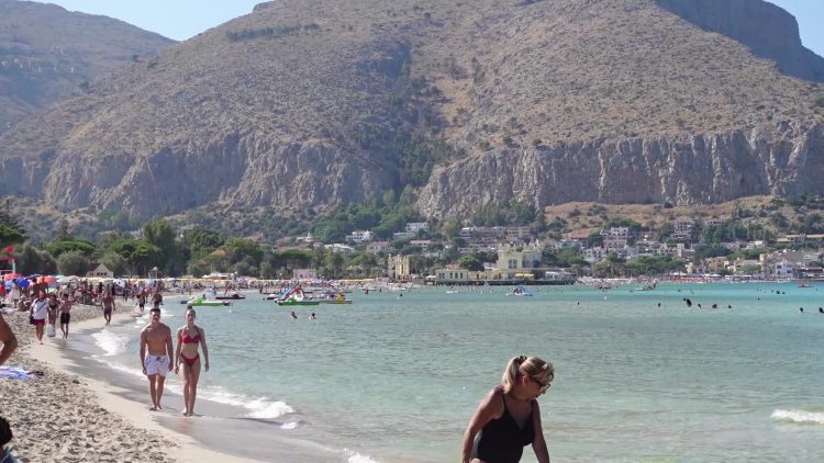 Tolti i tornelli a Mondello