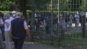 Milano, in tantissimi per l’ultimo “grazie” a Gino Strada