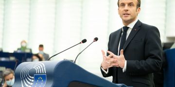 Macron, alla neo presidente del Pe: “Aborto sia nella Carta dei diritti fondamentali”