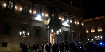 Quirinale, Fico e Casellati da Mattarella per l’annuncio: caroselli di auto con il tricolore