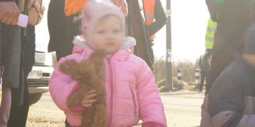 Il viaggio, tra le campagne, dei profughi per arrivare al confine tra Ucraina e Polonia