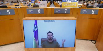 Ucraina, Zelensky al Parlamento Ue: “Putin parla di target militari ma uccide bambini”