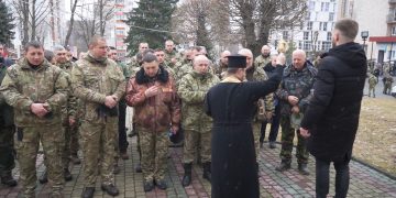 Ucraina, la benedizione dei combattenti civili prima della guerra