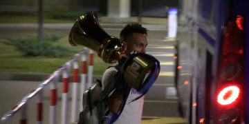 Coppa Italia, l’Inter arriva a Malpensa dopo la vittoria: Lautaro abbraccia il trofeo