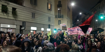 Corteo per l’aborto a Milano: scambio di insulti tra manifestanti e uomo alla finestra