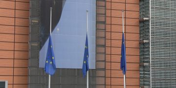 Bandiere a mezz’asta per la Regina davanti alle istituzioni Ue