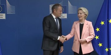 Il premier polacco Donald Tusk e la presidente della Commissione Ue, Ursula von der Leyen