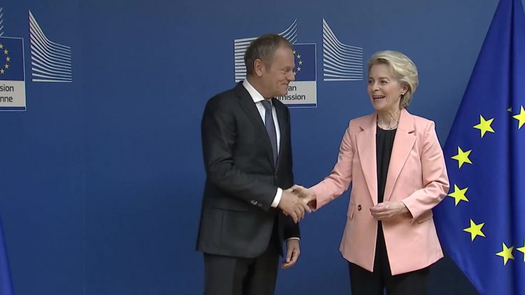 Il premier polacco Donald Tusk e la presidente della Commissione Ue, Ursula von der Leyen