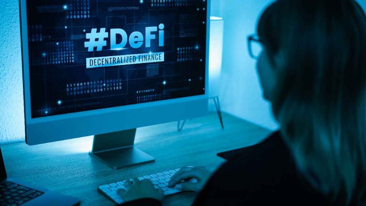 La scritta DeFi sullo schermo di un computer