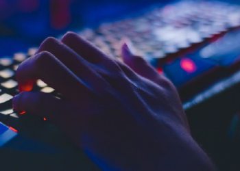 Una persona intenta a scrivere con una tastiera