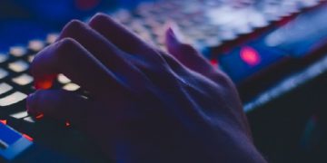 Una persona intenta a scrivere con una tastiera