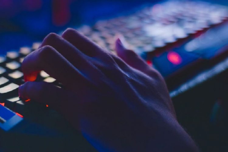 Una persona intenta a scrivere con una tastiera