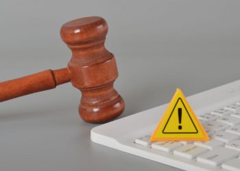 Un martelletto da giudice vicino a una tastiera