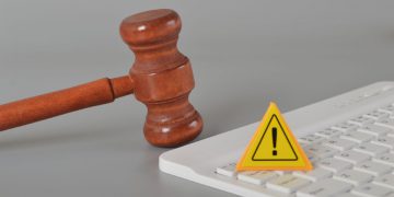 Un martelletto da giudice vicino a una tastiera