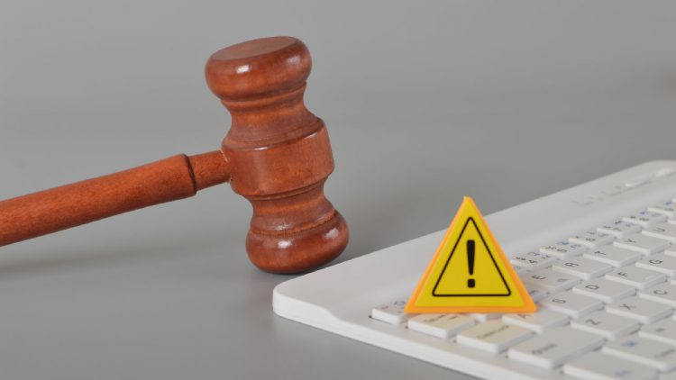 Un martelletto da giudice vicino a una tastiera